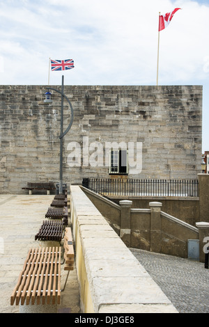 Ein Blick auf den Square Tower befindet sich im Old Portsmouth, Hampshire. Stockfoto