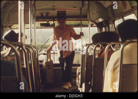 Ein Passagier wird in Atlanta, Georgia, in Richtung eines verfügbaren Sitzplatzes in einem MARTA-Bus gesehen. DIE MARTA (Metropolitan Atlanta Rapid Transit Authority) ist ein öffentliches Verkehrsnetz, das Bus- und Bahnverbindungen in der Stadt und Umgebung anbietet. Dieses Bild zeigt die tägliche Pendelfahrt im Transitnetz von Atlanta. Stockfoto