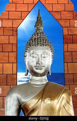 Bild Buddha-Statue im Hintergrund ist blauer Himmel und Sonnenschein. Stockfoto