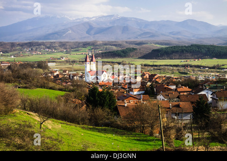 Gjakova-Übersicht und Landschaft mit der katholischen Kirche. Kosovo Stockfoto