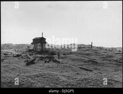 Am Gold Beach stürmten alliierte Truppen während der Invasion der Normandie den Strand, um das von Deutschland besetzte Frankreich zu befreien. Der Strand war eine von fünf ausgewiesenen Landezonen für den D-Day-Angriff. Sie wurde stark von deutschen Truppen befestigt, wurde aber schließlich zu einem zentralen Ort für die erfolgreiche Invasion. Das Bild erfasst die Intensität und den Maßstab des Vorgangs. Stockfoto