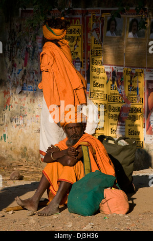 Sadhus, indische heilige Männer in Tiruvannamalai Arunachala Hill Tamil Nadu Südindien. In Ocker, gelb & weißen Farben gekleidet Stockfoto