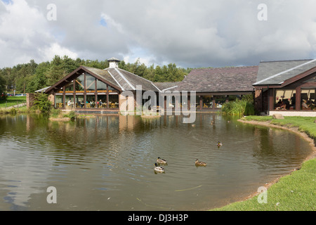 Tebay Dienstleistungen Hauptgebäude und Café mit Garten und Ente Teich neben an Tebay Autobahnraststätte auf der M6, Cumbria. Stockfoto