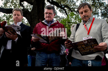 Dallas, Texas, USA. 20. November 2013. Menschen durchblättern JFK Ermordung Verschwörungstheorie Materialien für den Verkauf auf dem Grashügel außerhalb das sechste Stockwerk Museum am Dealey Plaza. Bildnachweis: Brian Cahn/ZUMAPRESS.com/Alamy Live-Nachrichten Stockfoto