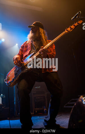 London, UK. 20. November 2013. Jack Bessant Riff Bassist, erklingt in einmaliger KOKO zeigen im Rahmen ihres 20. Jubiläums-Tour. London, UK 20. November 2013. Bildnachweis: Martyn Wheatley/Alamy Live News Stockfoto