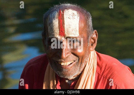 Sadhu, indischer Heiliger und Renunciant und Anhänger von Lord Vishnu hier gezeigt mit dem Stil des Schmuckes auf der Stirn Stockfoto