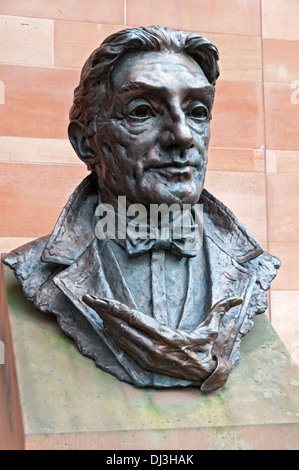 Büste von Sir John Barbirolli außerhalb der Bridgewater Hall, Barbirolli Square, Manchester, England, Vereinigtes Königreich. Stockfoto