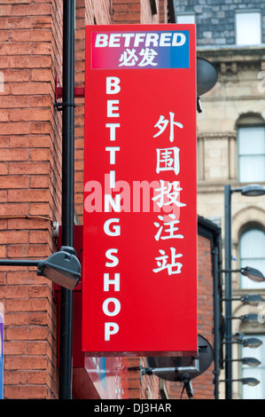 Zweisprachig Englisch - Chinesisch Wetten Shop anmelden, Chinatown, Manchester, England, UK. Stockfoto