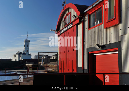 Arbroath Rock Signal Glockenturm und die Rettungsstation von Arbroath Stockfoto