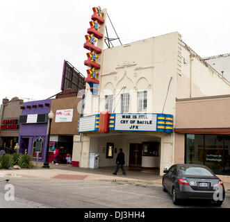 Dallas, Texas, USA. 20. November 2013. Blick auf das Texas-Theater, dem Lee Harvey Oswald nach der Tötung von Präsident John F. Kennedy am 22. November 1963 aufgenommen wurde. Bildnachweis: Brian Cahn/ZUMAPRESS.com/Alamy Live-Nachrichten Stockfoto