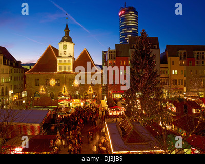 Weihnachtsmarkt und das Rathaus in Jena, Thüringen, Deutschland Stockfoto