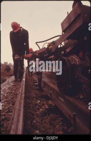 SOUTHERN RAILWAY TRACK REPARATURMANNSCHAFT ALTE SCHIENEN ENTFERNT UND ERSETZT SIE DURCH NEUE VIERTEL MEILE LANGEN SCHIENEN IN EINEM REGELMÄßIGEN. 861 Stockfoto