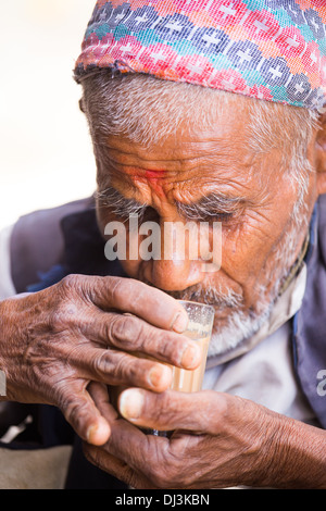 Nepalesische Mann trinken Chai in Kathmandu, Nepal Stockfoto