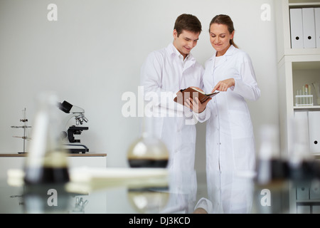 Zwei Wissenschaftler im Labor Stockfoto