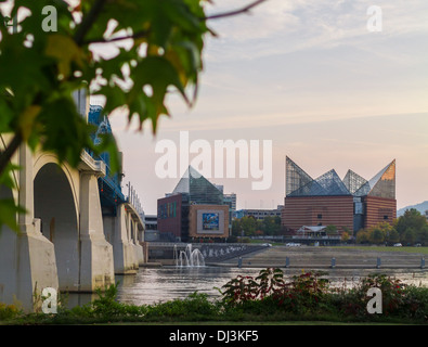 Chattanooga bei Sonnenuntergang mit dem Market Street Bridge, Tennessee Aquarium, ein Brunnen und Tennessee River Stockfoto