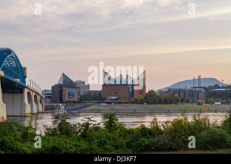 Chattanooga bei Sonnenuntergang mit der Market Street Bridge, Tennessee Aquarium, Lookout Mountain und Tennessee River Stockfoto