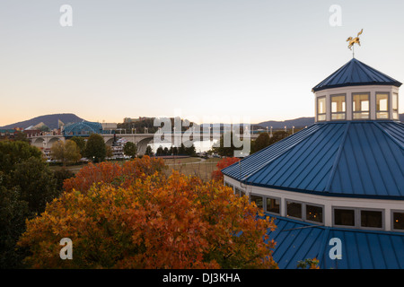 Blick auf Chattanooga, einschließlich der Coolidge Park Karussell, Market Street Bridge, das Tennessee Aquarium und Lookout Mountain. Stockfoto