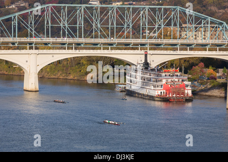 Ruderer Reihe vorbei an der Market Street und Walnut Street Brücke und der Delta Queen-Bootstour auf dem Tennessee River. Stockfoto