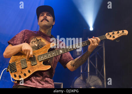 Norfolk, Virginia, USA. 20. August 2012. Bassist DAVID FORAL von The Dirty Heads führt an der NorVa in Norfolk, Virginia © Daniel DeSlover/ZUMAPRESS.com/Alamy Live-Nachrichten Stockfoto