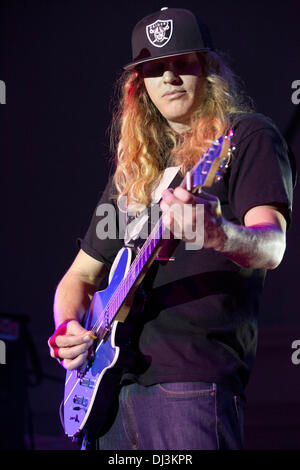 Chicago, Wisconsin, USA. 31. Dezember 2010. Gitarrist DUSTIN BUSHNELL die schmutzige Köpfe führt am Navy Pier in Chicago, Illinois © Daniel DeSlover/ZUMAPRESS.com/Alamy Live-Nachrichten Stockfoto