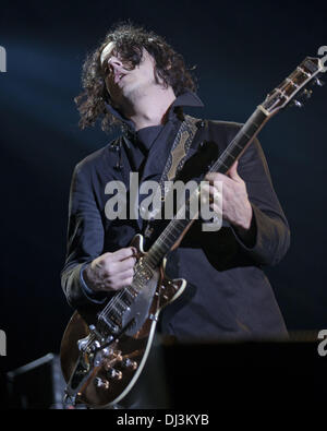 New Orleans, Louisiana, USA. 30. Oktober 2011. JACK WHITE von The Raconteurs führt beim Voodoo Music Festival in New Orleans, Louisiana © Daniel DeSlover/ZUMAPRESS.com/Alamy Live-Nachrichten Stockfoto