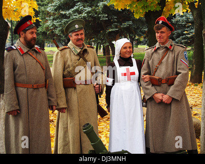 Drei Kosaken und Krankenschwester in der Uniform der Zeitraum von Erster Weltkrieg und Russischer Bürgerkrieg Stockfoto