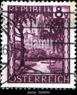 Österreich - ca. 1945: Eine Briefmarke gedruckt in Österreich zeigt City Hall Park, Wien, ca. 1945 Stockfoto