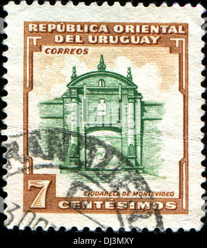 URUGUAY - ca. 1954: Eine Briefmarke gedruckt in Uruguay zeigt Eingang zur Zitadelle in Montevideo, ca. 1954 Stockfoto