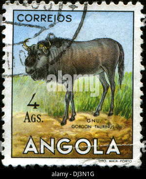 ANGOLA - ca. 1953: Eine Briefmarke gedruckt in Angola aus "Angolanische Fauna" Ausgabe zeigt Gnu - Gorgon Taurinus, ca. 1953. Stockfoto