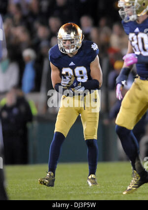 19. Oktober 2013 - South Bend, IN, Vereinigte Staaten von Amerika - 19. Oktober 2013 Südschlaufe, Zoll... Notre Dame-Sicherheit (28) Austin Collinsworth in Aktion während der NCAA Football-Spiel zwischen den USC Trojans und Notre Dame. Notre Dame hat endlich seine lange, home Pechsträhne für die USC Trojans schnappte. Die Fighting Irish überdauerte Südkalifornien in einem Spiel von Strafen Samstagabend in einem 14-10-Sieg, der eine fünf-Spiel nach Hause Skid ihre Rivalen endete, die bis 2001 in South Bend, Indiana, am 19. Oktober 2013 datiert. (Obligatorische Credit: Jose / MarinMedia.org / Cal Sport Media) (Komplette atmosphärisch Stockfoto