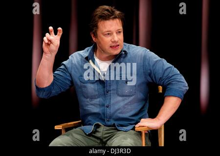 Berlin, Deutschland. 20. November 2013. Jamie Oliver spricht über seine globale Bildungskampagne und wie Deutschland spielen eine Schlüsselrolle bei der Food Revolution im Apple Store in Berlin verteilt. Bildnachweis: Dpa picture Alliance/Alamy Live News Stockfoto