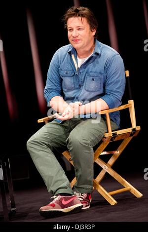 Berlin, Deutschland. 20. November 2013. Jamie Oliver spricht über seine globale Bildungskampagne und wie Deutschland spielen eine Schlüsselrolle bei der Food Revolution im Apple Store in Berlin verteilt. Bildnachweis: Dpa picture Alliance/Alamy Live News Stockfoto