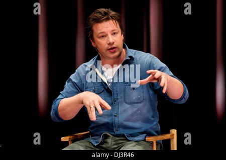 Berlin, Deutschland. 20. November 2013. Jamie Oliver spricht über seine globale Bildungskampagne und wie Deutschland spielen eine Schlüsselrolle bei der Food Revolution im Apple Store in Berlin verteilt. Bildnachweis: Dpa picture Alliance/Alamy Live News Stockfoto