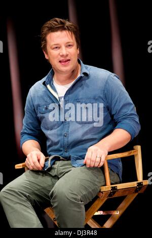 Berlin, Deutschland. 20. November 2013. Jamie Oliver spricht über seine globale Bildungskampagne und wie Deutschland spielen eine Schlüsselrolle bei der Food Revolution im Apple Store in Berlin verteilt. Bildnachweis: Dpa picture Alliance/Alamy Live News Stockfoto