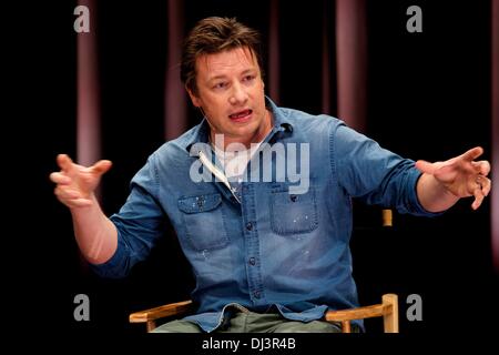 Berlin, Deutschland. 20. November 2013. Jamie Oliver spricht über seine globale Bildungskampagne und wie Deutschland spielen eine Schlüsselrolle bei der Food Revolution im Apple Store in Berlin verteilt. Bildnachweis: Dpa picture Alliance/Alamy Live News Stockfoto