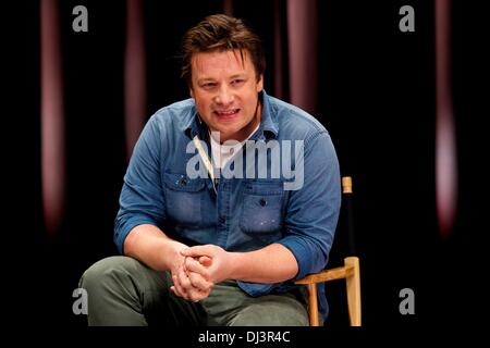 Berlin, Deutschland. 20. November 2013. Jamie Oliver spricht über seine globale Bildungskampagne und wie Deutschland spielen eine Schlüsselrolle bei der Food Revolution im Apple Store in Berlin verteilt. Bildnachweis: Dpa picture Alliance/Alamy Live News Stockfoto