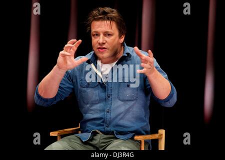 Berlin, Deutschland. 20. November 2013. Jamie Oliver spricht über seine globale Bildungskampagne und wie Deutschland spielen eine Schlüsselrolle bei der Food Revolution im Apple Store in Berlin verteilt. Bildnachweis: Dpa picture Alliance/Alamy Live News Stockfoto