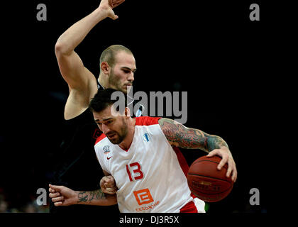 Radoslav Rancik von Nymburk, Recht, kämpft um den Ball mit Pierre Antoine Gillet von Ostende während die europäischen Männer Basketball Cup 6. Runde ein Gruppenspiel in Prag, Tschechische Republik, 20. November 2013 spielte. (CTK Foto/Katerina Sulova) Stockfoto