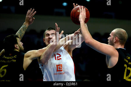 Rasid Mahalbasic Nymburk, Zentrum, Kämpfe um den Ball mit Andrija Stipanovic, links, und Pierre Antoine Gillet von Ostende während die europäischen Männer Basketball Cup 6. Runde ein Gruppenspiel spielte in Prag, Tschechische Republik, 20. November 2013. (CTK Foto/Katerina Sulova) Stockfoto