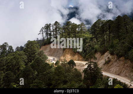 Bhutan, Dochu La pass, LKW auf hoch gelegenen Straßen wie Cloud schließt Stockfoto