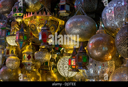 Metall-Laternen zum Verkauf im Souk Markt, Medina, Marrakesch, Marokko, Nordafrika Stockfoto