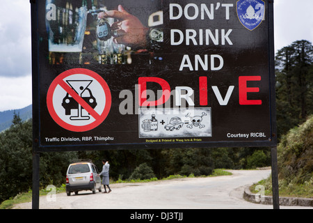 Bhutan, betrunken fahren, nicht trinken und fahren Schild am Straßenrand Stockfoto