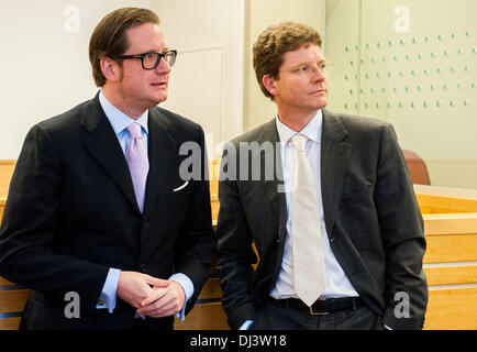 Mitangeklagten David Groenewold (L) und sein Anwalt Friedrich Schultehinrichs kommen für den zweiten Tag des Prozesses am Landgericht in Hannover, Deutschland, 21. November 2013. Der ehemalige deutsche Bundespräsident Wulff, 54, wird vorgeworfen, Anti-Korruptions-Regeln zu verletzen, bevor er deutsche Staatsoberhaupt wurde. Staatsanwälte abgelehnt, die meisten der Ansprüche, aber eines bleibt: dass er einen Freund seine Hotelrechnung von 700 Euro (935-Dollar) zu zahlen ließ, wenn er und seine Frau Münchner Oktoberfestes im Jahr 2008 ging. Wulff trat im vergangenen Jahr unter Sleaze Behauptungen in den Medien. Foto: HAUKE-CHRISTIAN DITTRICH/dpa Stockfoto