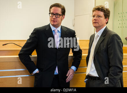 Mitangeklagten David Groenewold (L) und sein Anwalt Friedrich Schultehinrichs kommen für den zweiten Tag des Prozesses am Landgericht in Hannover, Deutschland, 21. November 2013. Der ehemalige deutsche Bundespräsident Wulff, 54, wird vorgeworfen, Anti-Korruptions-Regeln zu verletzen, bevor er deutsche Staatsoberhaupt wurde. Staatsanwälte abgelehnt, die meisten der Ansprüche, aber eines bleibt: dass er einen Freund seine Hotelrechnung von 700 Euro (935-Dollar) zu zahlen ließ, wenn er und seine Frau Münchner Oktoberfestes im Jahr 2008 ging. Wulff trat im vergangenen Jahr unter Sleaze Behauptungen in den Medien. Foto: HAUKE-CHRISTIAN DITTRICH/dpa Stockfoto