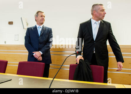 Der ehemalige deutsche Bundespräsident Christian Wulff (L) und sein Anwalt Bernd Muessig kommen für den zweiten Tag des Prozesses am Landgericht in Hannover, Deutschland, 21. November 2013. Der ehemalige deutsche Bundespräsident Wulff, 54, wird vorgeworfen, Anti-Korruptions-Regeln zu verletzen, bevor er deutsche Staatsoberhaupt wurde. Staatsanwälte abgelehnt, die meisten der Ansprüche, aber eines bleibt: dass er einen Freund seine Hotelrechnung von 700 Euro (935-Dollar) zu zahlen ließ, wenn er und seine Frau Münchner Oktoberfestes im Jahr 2008 ging. Wulff trat im vergangenen Jahr unter Sleaze Behauptungen in den Medien. Foto: HAUKE-CHRISTIAN DITTRICH/dpa Stockfoto