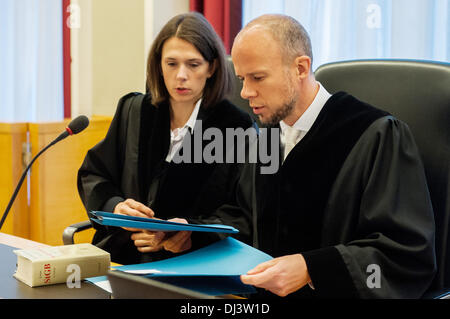 Die Staatsanwälte Anna Tafelski und Clemens Eimterbaeumer kommen für den zweiten Tag des Prozesses am Landgericht in Hannover, Deutschland, 21. November 2013. Der ehemalige deutsche Bundespräsident Wulff, 54, wird vorgeworfen, Anti-Korruptions-Regeln zu verletzen, bevor er deutsche Staatsoberhaupt wurde. Staatsanwälte abgelehnt, die meisten der Ansprüche, aber eines bleibt: dass er einen Freund seine Hotelrechnung von 700 Euro (935-Dollar) zu zahlen ließ, wenn er und seine Frau Münchner Oktoberfestes im Jahr 2008 ging. Wulff trat im vergangenen Jahr unter Sleaze Behauptungen in den Medien. Foto: HAUKE-CHRISTIAN DITTRICH/dpa Stockfoto