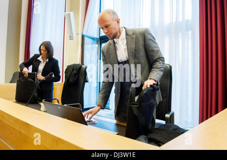 Die Staatsanwälte Anna Tafelski und Clemens Eimterbaeumer kommen für den zweiten Tag des Prozesses am Landgericht in Hannover, Deutschland, 21. November 2013. Der ehemalige deutsche Bundespräsident Wulff, 54, wird vorgeworfen, Anti-Korruptions-Regeln zu verletzen, bevor er deutsche Staatsoberhaupt wurde. Staatsanwälte abgelehnt, die meisten der Ansprüche, aber eines bleibt: dass er einen Freund seine Hotelrechnung von 700 Euro (935-Dollar) zu zahlen ließ, wenn er und seine Frau Münchner Oktoberfestes im Jahr 2008 ging. Wulff trat im vergangenen Jahr unter Sleaze Behauptungen in den Medien. Foto: HAUKE-CHRISTIAN DITTRICH/dpa Stockfoto