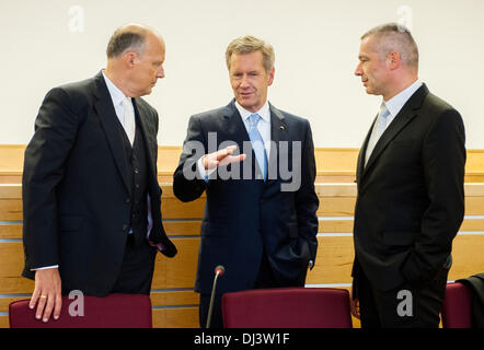 Der ehemalige deutsche Bundespräsident Christian Wulff (L) und seine Anwälte Bernd Muessig (R) und Michael Nagel (L) kommen für den zweiten Tag des Prozesses am Landgericht in Hannover, Deutschland, 21. November 2013. Der ehemalige deutsche Bundespräsident Wulff, 54, wird vorgeworfen, Anti-Korruptions-Regeln zu verletzen, bevor er deutsche Staatsoberhaupt wurde. Staatsanwälte abgelehnt, die meisten der Ansprüche, aber eines bleibt: dass er einen Freund seine Hotelrechnung von 700 Euro (935-Dollar) zu zahlen ließ, wenn er und seine Frau Münchner Oktoberfestes im Jahr 2008 ging. Wulff trat im vergangenen Jahr unter Sleaze Behauptungen in den Medien. Foto: HAUKE-CHRISTIAN DIT Stockfoto