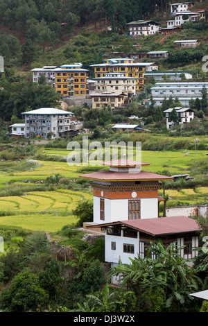 Bhutan, Punakha, Lobesa, neue Häuser gebaut, unter den alten terrassierten Reisfelder Stockfoto