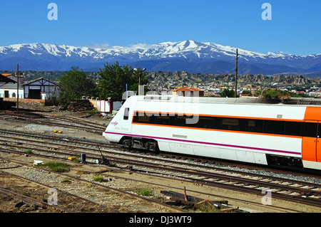 RENFE S-598 Mittelstrecke Zug verlassen Sie den Bahnhof, Guadix, Provinz Granada, Andalusien, Spanien. Stockfoto